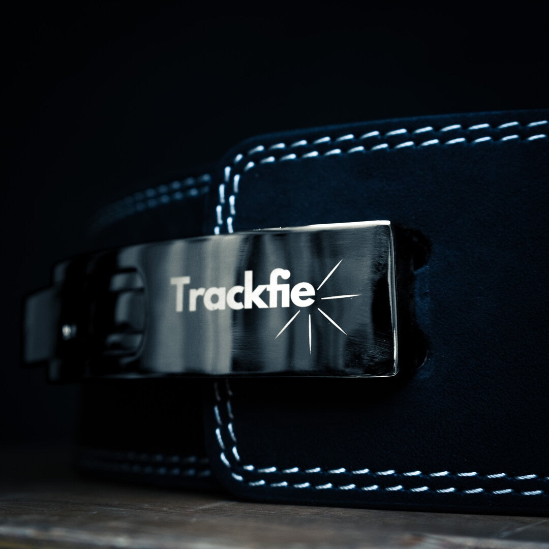 Nærbillede af spændet på et sort Trackfie træningsbælte