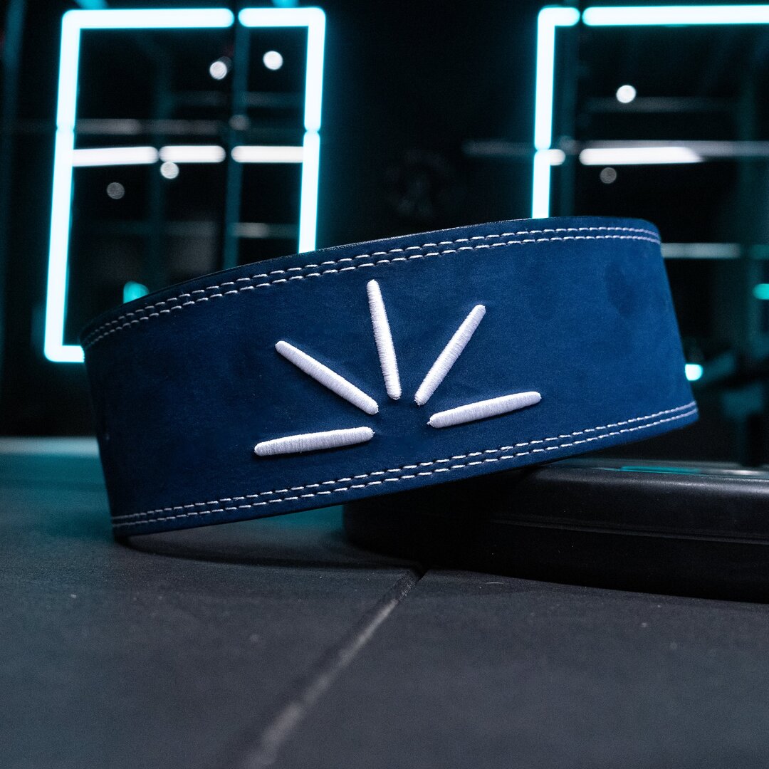 Navy blåt Trackfie lever belt set bagfra med bæltet på skrå