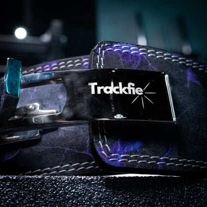 Nærbillede af bæltespændet på et lilla Trackfie træningsbælte