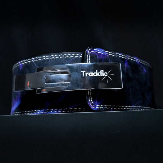 Trackfie lever belt med lilla lynprint set forfra