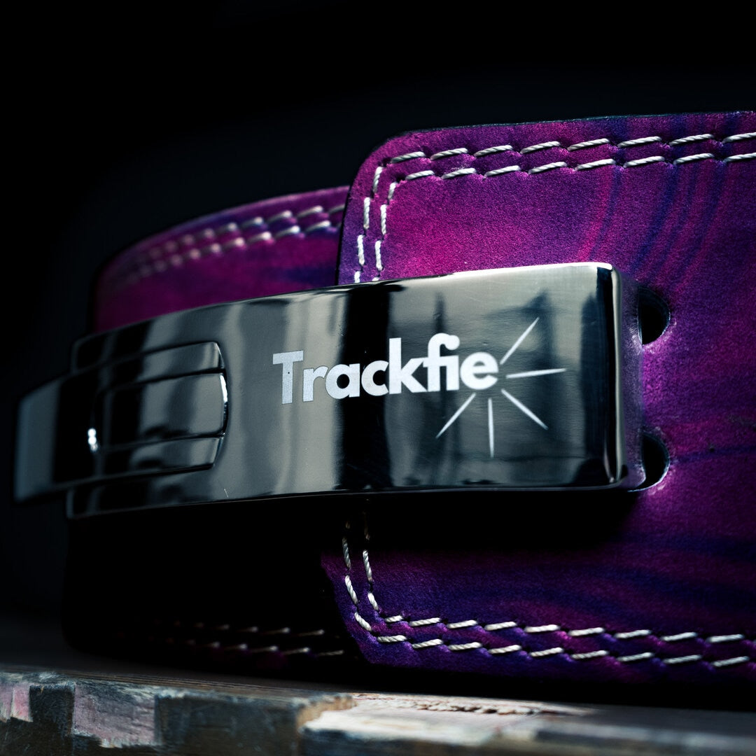 Nærbillede af bæltespændet på et lilla Trackfie træningsbælte