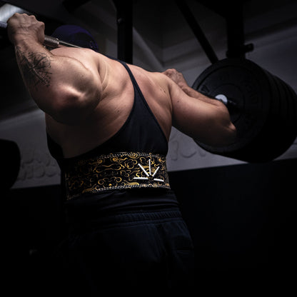 En mand udfører tunge squats iført et gult træningsbælte