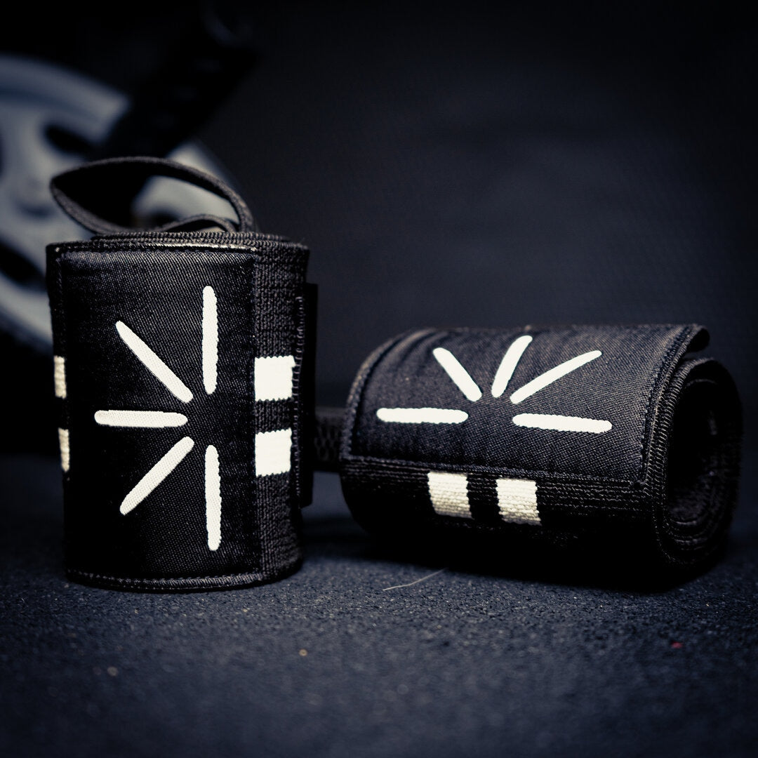 Trackfie wrist wraps rullet sammen i et fitnesscenter