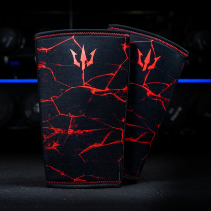 Et par røde Unlisted Strength knee sleeves