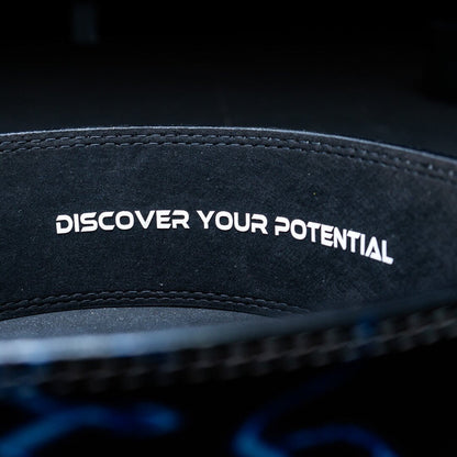 Indersiden af et blå Unlisted Strength lever belt med teksten 'discover your potential