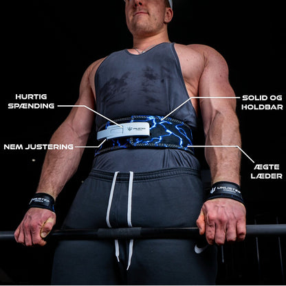 Mand med blå Unlisted Strength træningsbælte, hvor bæltets specifikationer er fremhævet