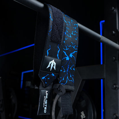 Blå Unlisted Strength wrist wraps der hænger ned fra barbell