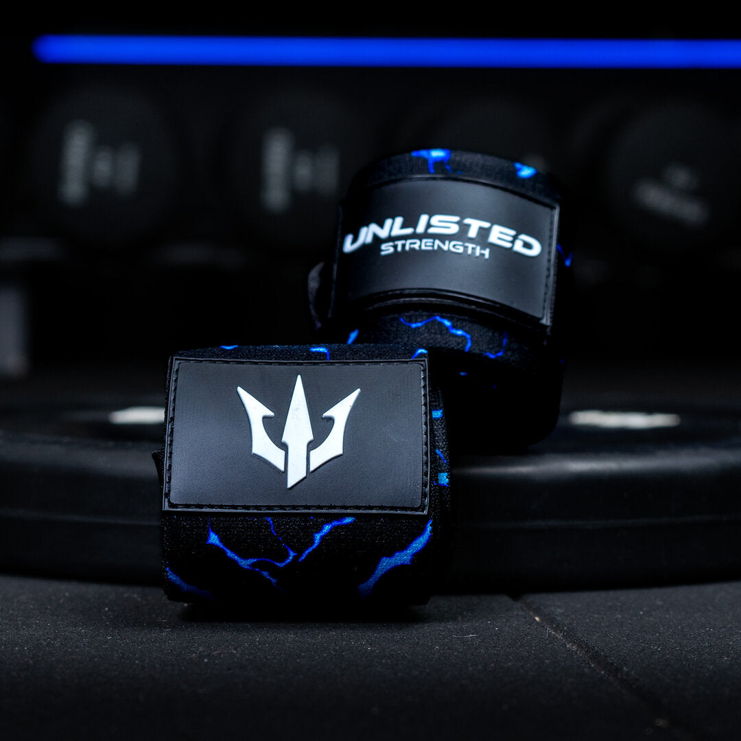 Blå Unlisted Strength wrist wraps rullet op