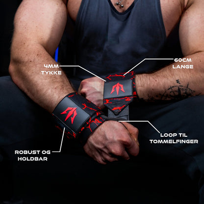 and strammer sine røde wrist wraps rundt om sit håndled imens specifikationer er fremhævet med streger ud fra dem